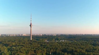 Tallinn.Estonya-5 Temmuz 2021: Tallinn Estonya 'daki televizyon kulesinin hava görüntüleri güzel şehri ve doğayı gösteriyor. Kamera yaklaşırken yavaşça yukarı doğru hareket ediyor. Metin uzayı.