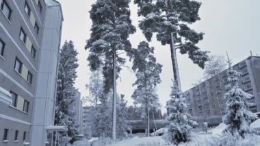 Helsinki. Finlandiya-28 Ocak 2021: Kuzey kışı sırasında Helsinki Finlandiya 'da bir yerleşim alanının müthiş bir çekimi. Kamera aşağı eğiliyor ve sola dönüyor. 