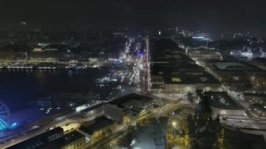 Helsinki. Finlandiya-31 Aralık 2021: Yeni yıl arifesinde Helsinki 'nin merkezinin yüksek açılı manzarası. Kış zamanı. Havai fişekler. Güzel bir şehir manzarası. Gece vakti. Drone yavaşça geri ve yukarı hareket ediyor.