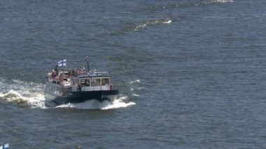 Helsinki. Finlandiya-Haziran 16.2021: Helsinki ile kıyı adaları arasında seyahat eden teknelerin müthiş görüntüleri. Turist taşıyorum. Güneşli bir günde güzel bir deniz ve doğa. Kamera yavaşça uzaklaşıyor.