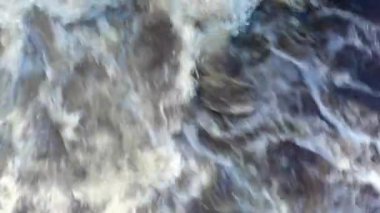 Hızlı akan suyu gösteren hızlı bir nehrin insansız hava aracı görüntüsü. İdealist doğası. Hava jeolojisi kamerası aşağıya dönük..