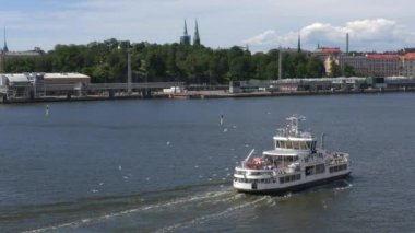 Helsinki. Finlandiya-Haziran 16.2021: Helsinki limanına giden bir teknenin inanılmaz çekimi. Kıyı adalarına turistleri getirip götürmek. Güneşli bir gün.