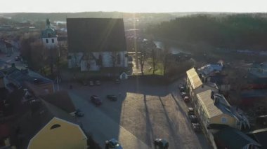 Porvoo.Finland-12 Aralık 2020: Porvoo 'daki ortaçağ binalarının muhteşem Fin mimarisini gösteren güneşli bir sonbahar günündeki güzel hava görüntüleri. İnsansız hava aracı yavaşça ilerliyor.