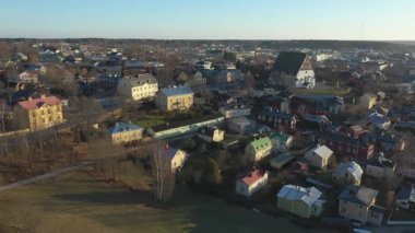 Porvoo.Finland-12 Aralık 2020: Porvoo Finland 'ın tarihsel mimarisinin muhteşem havadan çekimi. Evanjelik Luteryan Kilisesi. İnsansız hava aracıyla hava görüntüsü yavaşça yana hareket ediyor..