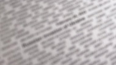 Rusya 'nın Ukrayna' yı işgali ile ilgili beyaz kağıt üzerinde siyah metin. Kriz. Yaptırımlar. Askeri faaliyetler. Kamera aşağı doğru hareket ediyor ve sola dönüyor. - Yakın çekim. Seçici odak.