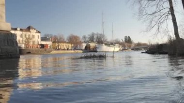 Porvoo.Finland-12 Aralık 2020: Güneşli bir sonbahar gününde Porvoo Finland 'da nehrin kameranın yavaşça akan suyunu gösteren yakın çekim. Kamera yavaşça yakınlaştırılıyor.