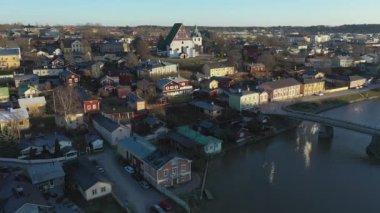 Porvoo.Finland-12 Aralık 2020: Güneşli bir sonbahar gününde Porvoo 'daki tarihi binaların muhteşem hava incelemesi. Evanjelik Luteryan Kilisesi. Drone yavaşça kiliseye yaklaşıyor..