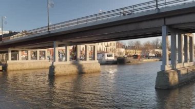 Porvoo.Finland-12 Aralık 2020: Güneşli bir sonbahar gününde Porvoo Finland nehrinden geçen bir köprünün daha yakın çekimi. Kamera yavaşça sola dönüyor..