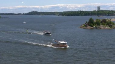 Helsinki. Finlandiya-Haziran 16.2021: Helsinki ile kıyı adaları arasında seyahat eden teknelerin inanılmaz görüntüleri. Güneşli bir günde harika bir doğa ve deniz. Turistler. Kamera yakınlaştırılıyor.
