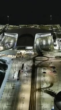 Helsinki.Finland-18.2022: Helsinki Finlandiya 'da Lansisatama' nın havadan çekimi. Batı limanı. Zaman ayarlı. Araba sürüyor. Yolcu gemisi uzaklaşıyor. Gece vakti. Kış zamanı. Dikey video