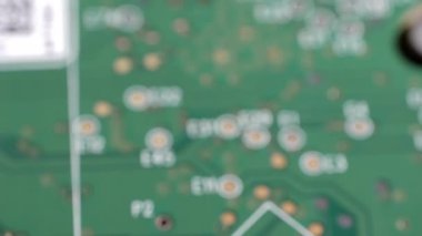 Bir sabit diskin mikroçipinin yakın çekim görüntüsü. Sayılar ve satırlar. Teknoloji. Depo. Dikkati dağılmış. Seçici odaklanma. Kamera aşağı doğru eğildiğinde yavaşça ileri doğru hareket ediyor.