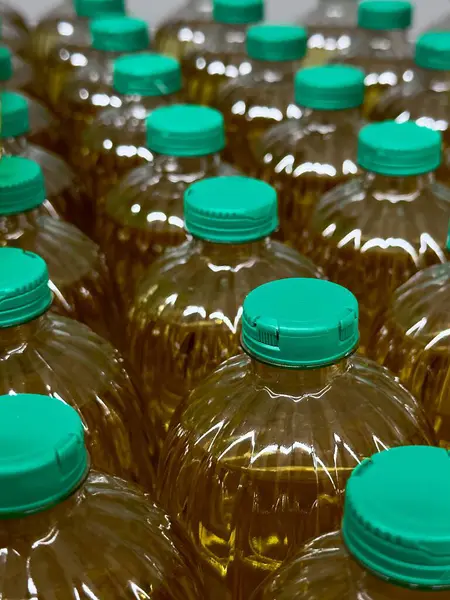 Mutfak yağıyla dolu sıra sıra plastik şişeler bakkal raflarında düzgünce düzenlenir..