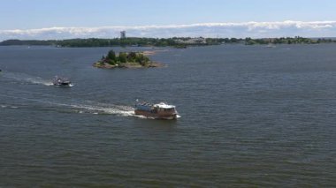Helsinki. Finlandiya-16 Haziran 2021: Helsinki ile kıyı adaları arasında oldukça fazla tekne seferi. Turist taşıyorum. Güneşli bir günde inanılmaz bir deniz ve doğa. 