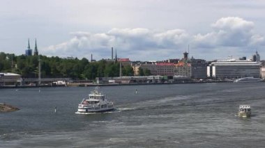 Helsinki. Finlandiya-Haziran 16.2021: Helsinki 'den kalkan güzel tekneler. Harika bir şehir manzarası. İnanılmaz doğa ve deniz. Turist taşıyorum. Güneşli bir gün.
