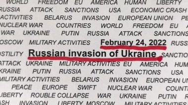 Beyaz kağıt üzerinde Ukrayna ile ilgili siyah metin. Kriz. Yaptırımlar. Askeri faaliyetler. Kırmızı çizgiler. Rus istilası Ukrayna kavramı. Kamera yukarı ve geri hareket ediyor. Yakın çekim..