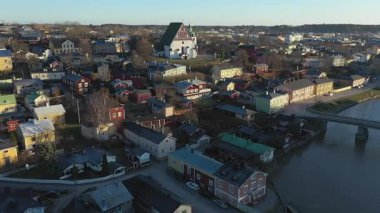 Porvo.Finland-12 Aralık 2020: Aralık ayının güneşli bir gününde Porvoo 'daki nehir kenarındaki binaların güzel hava incelemesi. Evanjelik Luteryan Kilisesi. Drone yavaşça kiliseden uzaklaşıyor.. 