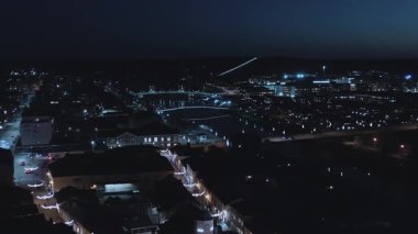 Porvoo.Finland-12 Aralık 2020: Finlandiya 'nın Porvoo kentinin gece saatlerinde çekilen görüntüleri gece boyunca şehrin muhteşem ışıklarını göstermektedir. Drone yavaşça geriye doğru hareket ediyor.