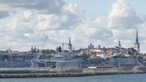 Tallinn.Estonya-28 Ağustos 2020: Tallinn Estonya 'da yaz aylarında gökyüzünde beyaz bulutlar ve liman boyunca uzanan binalar.