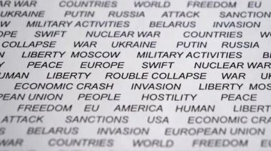 Ukrayna ile ilgili metnin yakın çekimi. Askeri faaliyetler. Rus istilası Ukrayna kavramı. Kriz. Yaptırımlar. Kamera yavaşça geriye doğru hareket ediyor. Seçici odak.