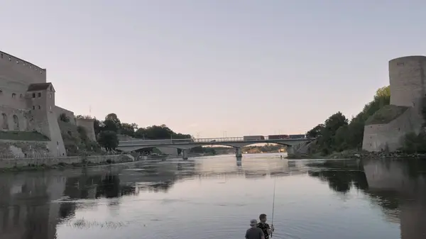 Narva.Estonya-11 Ağustos 2020: Rusya 'daki İvangorod kentinin Narva Estonya ile iki kaleyi birbirine bağlayan köprü ile sınırı. Estonya tarafından..