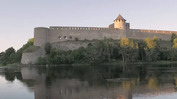 Narva.Estonya-11 Ağustos 2020: Rusya 'nın Narva Estonya sınırındaki Ivangorod kentinin manzarası. Estonya tarafından..