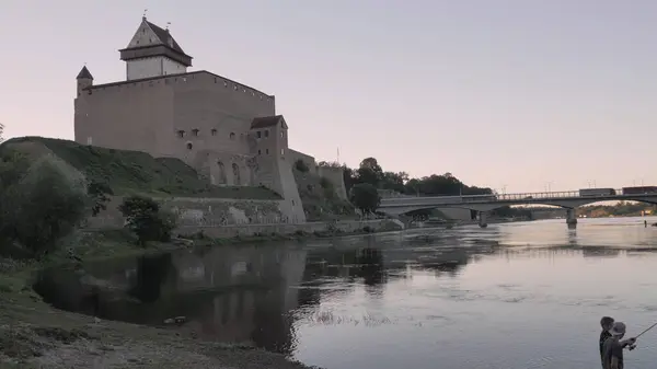 Narva.Estonya-11 Ağustos 2020: Ön planda Narva Kalesi. Estonya 'daki sınır nehri ve Ivangorod kasabasını birbirine bağlayan köprü.. 