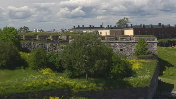 Helsinki. Finlandiya-16 Haziran 2021: Suomenlinna deniz kalesinin inanılmaz çekimi. Tarihi mimari. Harika bir doğa. Popüler turizm merkezi. 