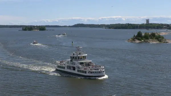 Helsinki. Finlandiya-Haziran 16.2021: Helsinki ile kıyı adaları arasında seyahat eden teknelerin müthiş görüntüleri. Güneşli bir günde güzel doğa ve inanılmaz deniz. Turist gezileri. 