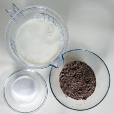 Süt, şeker ve kakao tozu dolu cam kaseler, yukarıdan görüş.