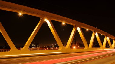 Gece sarı köprü, uzun süre açık, ışık yıldızlı.