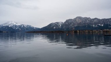 Mondsee Gölü üzerindeki dağların manzarası.