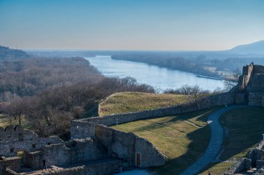 Bratislava 'daki Devin Kalesi' nin tarihi tahkimatlarının bir parçası. Arka planda Tuna ve Morava nehirlerinin birleşimi yer alıyor. Sonbahar. Güneşli hava.