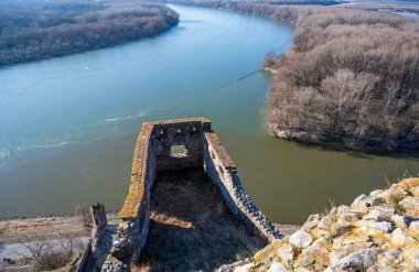 Bratislava 'daki Devin Kalesi' nin tarihi tahkimatlarının bir parçası. Arka planda Tuna ve Morava nehirlerinin birleşimi yer alıyor. Sonbahar. Güneşli hava.