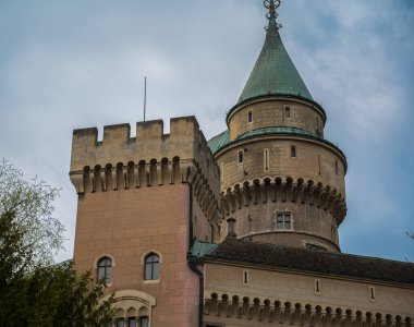 Bojnice Kalesi. Gotik ve Rönesans mimarisi. Slovakya. Bulutlu gökyüzü.