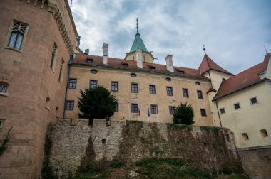 Bojnice Kalesi. Gotik ve Rönesans mimarisi. Slovakya. Bulutlu gökyüzü.