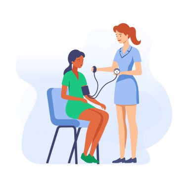 Hemşire hastanın tansiyonunu ölçüyor.