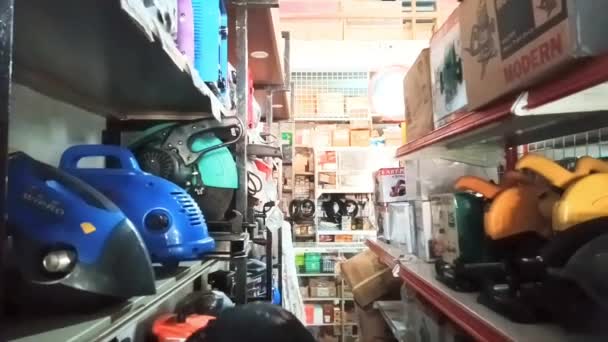 Kediri 2024年1月10日 一位消费者在五金或机械工具商店里选择了一种木工路由器 — 图库视频影像