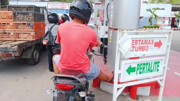 게디리 2024 휘발유 오토바이 자동차 구매자를위한 인도네시아 주유소에서 인내적으로 기다립니다 — 비디오