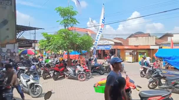 Tulungagung 2024 햇볕이 아래의 전통적인 오토바이 — 비디오