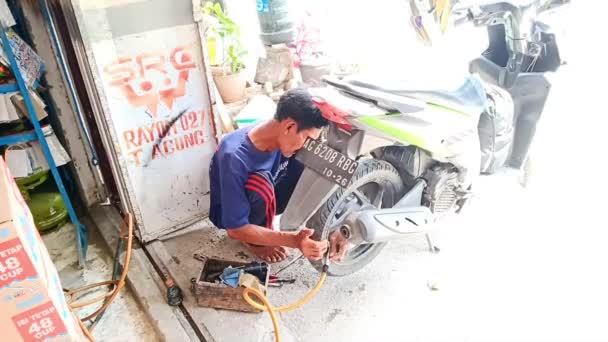 图隆贡族 2024年1月15日 传统轮胎修补 印度尼西亚修理人员用有限设备固定摩托车轮胎 — 图库视频影像