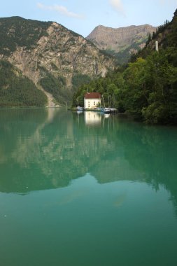 Dağlardaki güzel göl manzarası