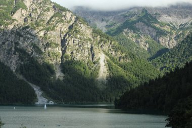Güzel dağ manzarası ve göl.
