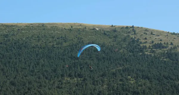 Mavi gökyüzünde uçan Yamaçparaşütü