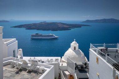 Cennet Santorini 'de bulundu! Bu ikonik görüntü adanın çarpıcı mavi kubbelerini, beyaz evleri, engebeli kalderasını ve sonsuz denizi gözler önüne seriyor..