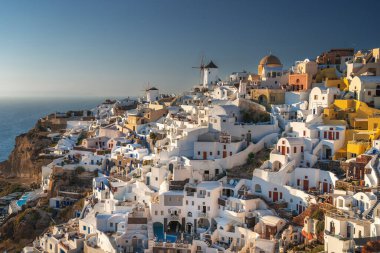 Cennet Santorini 'de bulundu! Bu ikonik görüntü adanın çarpıcı mavi kubbelerini, beyaz evleri, engebeli kalderasını ve sonsuz denizi gözler önüne seriyor..