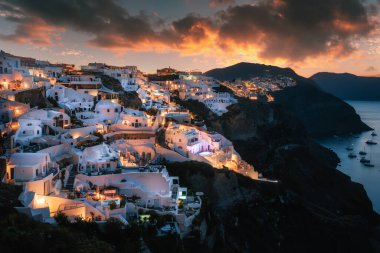Cennet Santorini 'de bulundu! Bu ikonik görüntü adanın çarpıcı mavi kubbelerini, beyaz evleri, engebeli kalderasını ve sonsuz denizi gözler önüne seriyor..