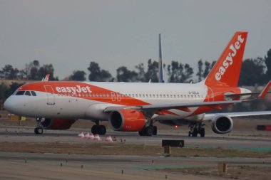 Easy Jet G-UZLA, Malaga Havaalanı, İspanya. Airbus A320-251N 