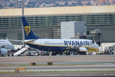 Ryanair Boeing 737-8AS EI-EKO Malaga Havaalanı, Costa del Sol İspanya (AGP-LEMG) Yer Mürettebatı Bagaj Sorumluları 31 Aralık 2023