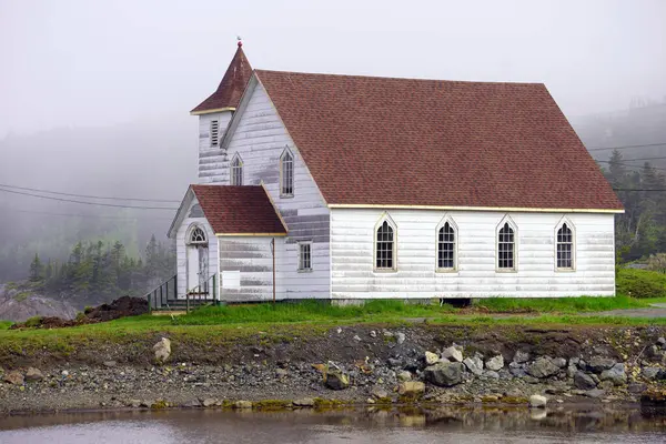 Twillingate, Newfoundland yakınlarında sisli bir yaz sabahı eski ahşap kilise.