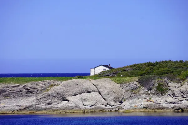 Newfoundland 'ın doğu kıyısındaki kıyıya yakın bir çıkıntının arkasındaki bir evin kısmi görüntüsü.